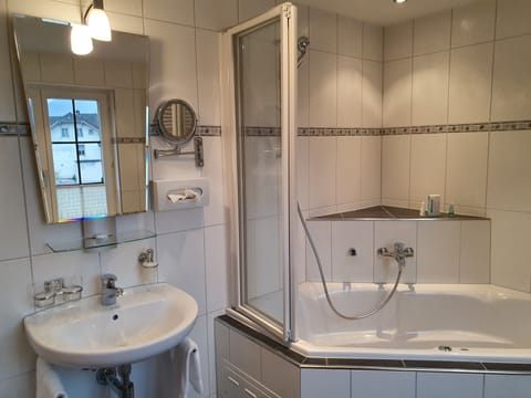 Premium Double Room | Bathroom | Free toiletries, hair dryer, towels