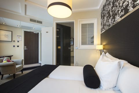 Twin Room Souterrain (Limited View) | Premium bedding, Select Comfort beds, in-room safe, desk