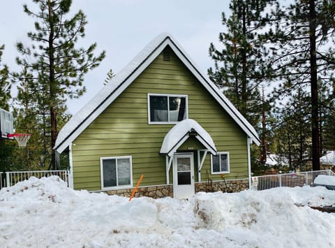 Snow covered Big Bear Cool Cabins, Sweet Retreat front