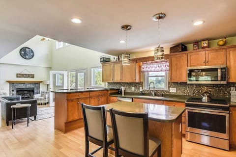 Kitchen with two breakfast bars seat up to 6 (extra stool not in photo)