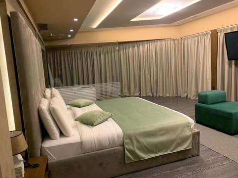 Superior Room, Balcony | Minibar, in-room safe, blackout drapes, soundproofing