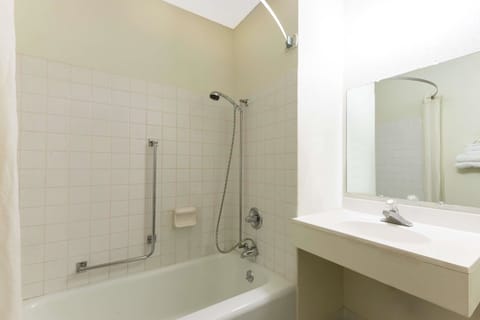 Room, Accessible, Non Smoking | Bathroom | Combined shower/tub, towels