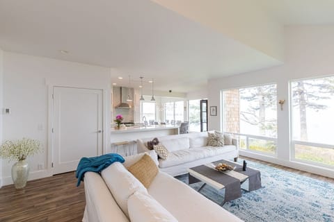 Open floor plan flows into the kitchen & dining area; full-size washer & dryer.