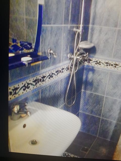 Room (Azul) | Bathroom | Combined shower/tub, rainfall showerhead, hair dryer, towels