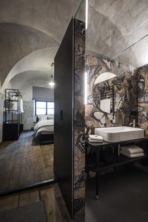 Deluxe Double Room | Bathroom | Shower, rainfall showerhead, hair dryer, towels