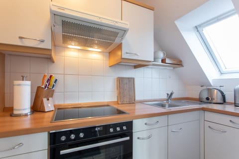 Family Apartment (11) | Private kitchen | Full-size fridge, oven, stovetop, coffee/tea maker