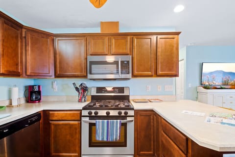 Executive Cottage, 2 Bedrooms, Balcony, Partial Ocean View | Private kitchen | Full-size fridge, microwave, oven, stovetop