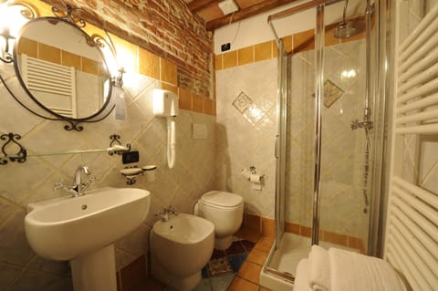 Superior Double Room | Bathroom | Free toiletries, towels
