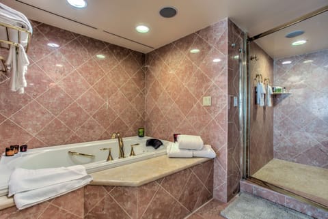 Suite, 1 King Bed, Non Smoking | Bathroom | Free toiletries, hair dryer, towels