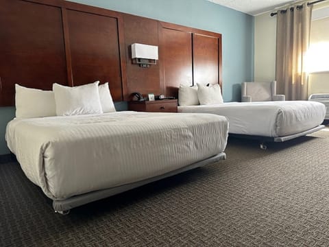 Deluxe 2 Full Beds, Roll-In Shower (No Pets) | Egyptian cotton sheets, premium bedding, desk, free WiFi