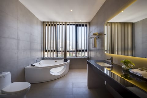 Penthouse Suite | Bathroom | Free toiletries, hair dryer, bathrobes, slippers