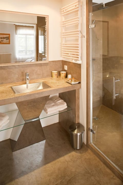 Superior Room | Bathroom | Free toiletries, towels, soap, toilet paper