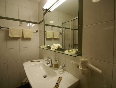 Single Room | Bathroom | Rainfall showerhead, hair dryer, towels, soap