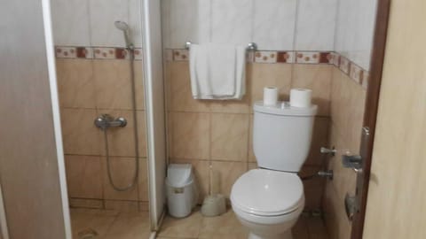 Standard Quadruple Room | Bathroom | Shower, hair dryer, slippers, towels