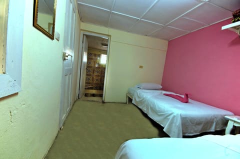 Basic Triple Room | Iron/ironing board, WiFi, bed sheets