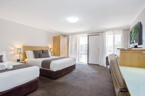 Premium Queen Accessible Room | Premium bedding, minibar, iron/ironing board, free WiFi