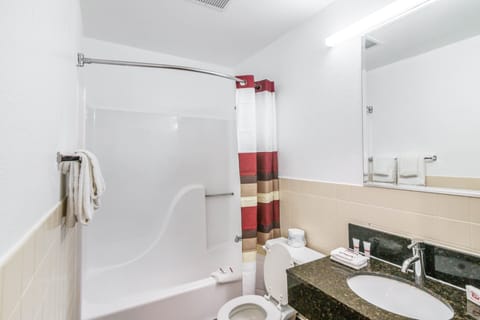 Combined shower/tub, free toiletries, hair dryer, towels