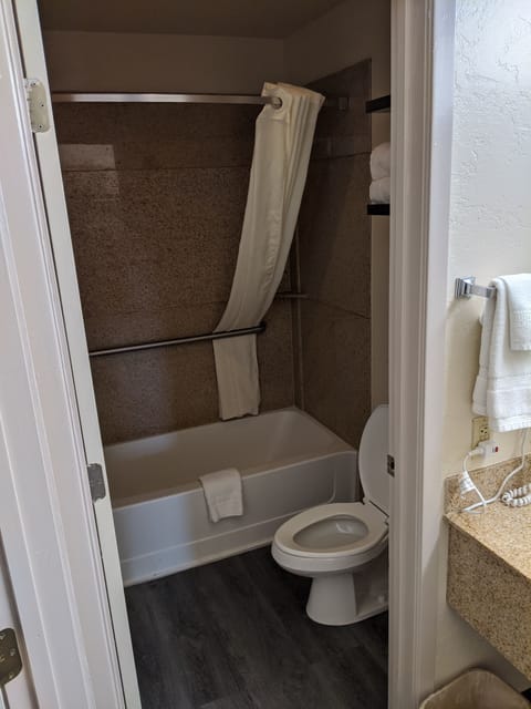 Combined shower/tub, towels