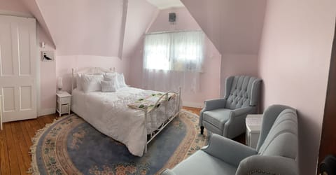Room (Pink) | Premium bedding, individually decorated, individually furnished