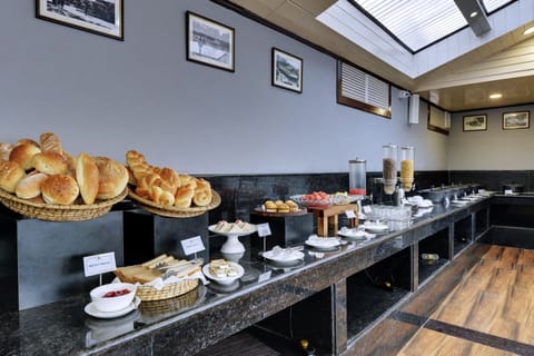 Daily buffet breakfast (INR 366 per person)