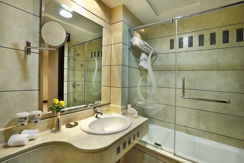 Combined shower/tub, deep soaking tub, free toiletries, hair dryer