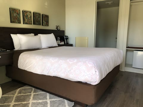 Standard Room, 1 Queen Bed, Patio (Pet Friendly, Rooms 5, 6, 7 & 8) | Egyptian cotton sheets, premium bedding, pillowtop beds