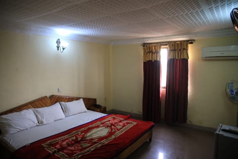 Presidential Twin Room | Iron/ironing board, free WiFi, bed sheets