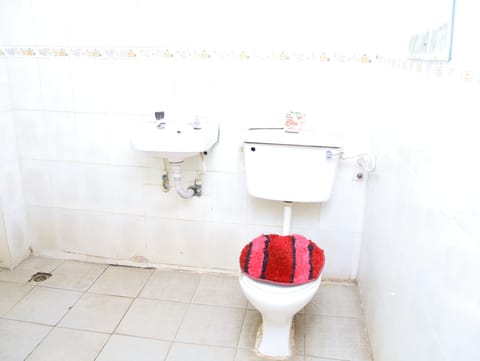 Executive Room | Bathroom | Free toiletries, towels
