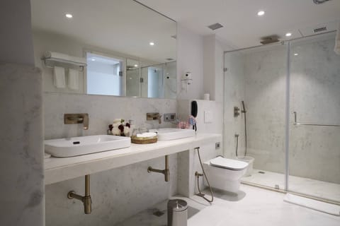 Premier Nest Suite | Bathroom | Separate tub and shower, rainfall showerhead, designer toiletries