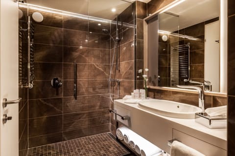Suite | Bathroom | Eco-friendly toiletries, hair dryer, towels, soap