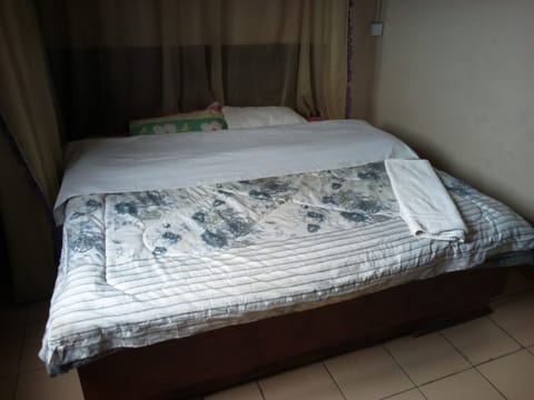 Double Room | Desk, free WiFi, bed sheets