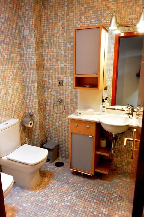 Apartment (2 Bedrooms) | Bathroom | Shower, bidet, towels