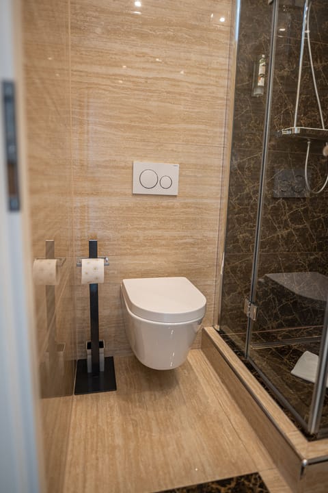 Comfort Double Room | Bathroom | Hair dryer, towels, soap, shampoo