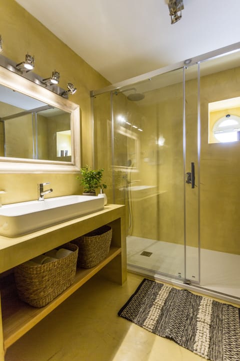 Apartment, 2 Bedrooms, Terrace (1) | Bathroom | Shower, rainfall showerhead, hair dryer, towels
