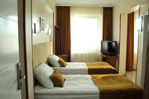 Economy Twin Room | Egyptian cotton sheets, premium bedding, minibar, in-room safe