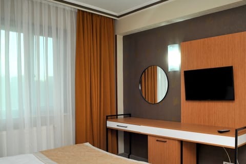 Standard Single Room | Living area | 40-inch LED TV with satellite channels, TV