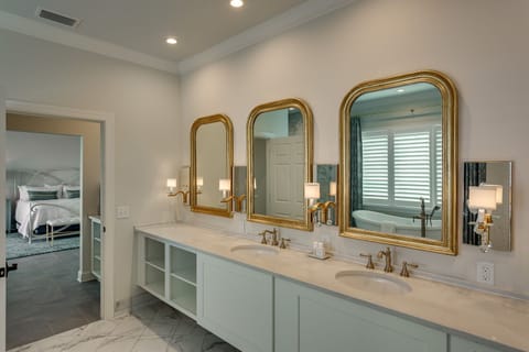 Deluxe Room Suite 4 | Bathroom | Combined shower/tub, deep soaking tub, rainfall showerhead, hair dryer