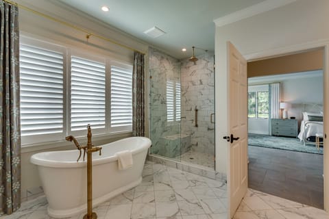 Deluxe Room Suite 4 | Bathroom | Combined shower/tub, deep soaking tub, rainfall showerhead, hair dryer