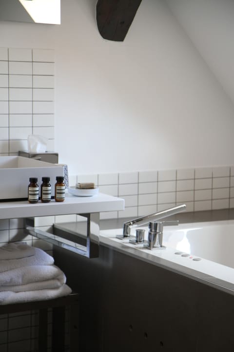 Suite (duplex) | Bathroom | Designer toiletries, bathrobes, slippers, towels