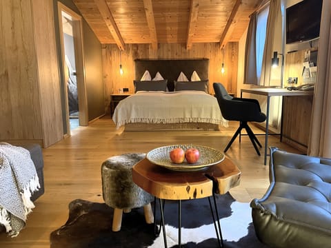 Suite, Balcony | In-room safe, desk, free cribs/infant beds, free WiFi