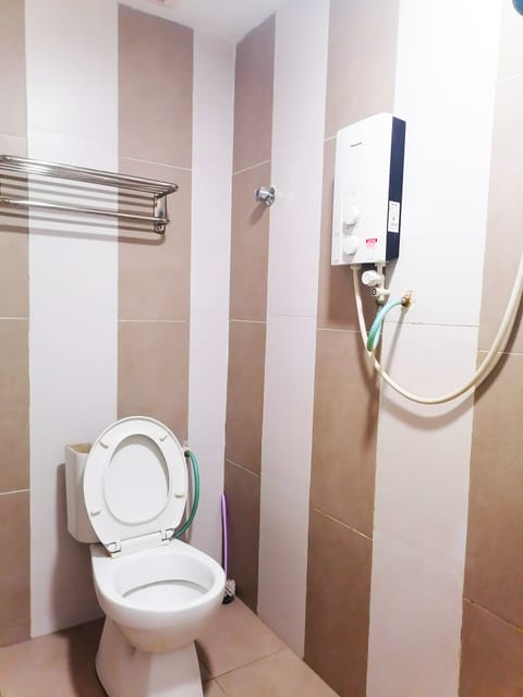 Basic Quadruple Room | Bathroom | Shower, hair dryer, slippers, towels