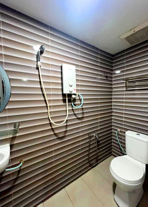 Basic Quadruple Room | Bathroom | Shower, hair dryer, slippers, towels