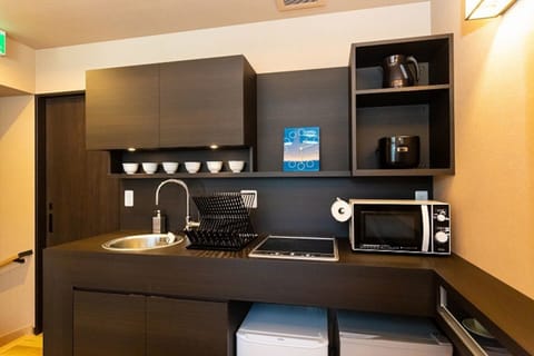 EAST101 | Private kitchenette | Fridge, microwave, stovetop, electric kettle