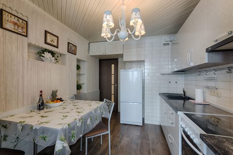 Apartment (Split Level) | Private kitchen | Full-size fridge, microwave, oven, stovetop