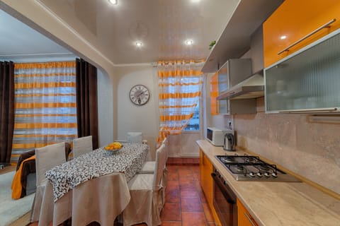 City Apartment, 3 Bedrooms | Private kitchen | Full-size fridge, microwave, oven, stovetop