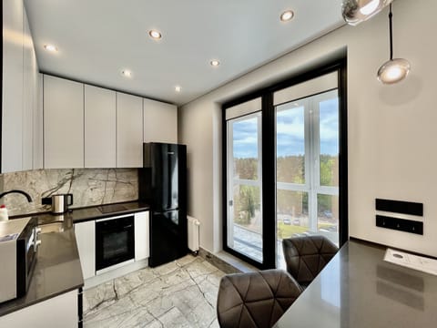 Design Studio | Private kitchen | Full-size fridge, microwave, oven, stovetop