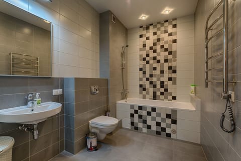 Deluxe Apartment, 3 Bedrooms | Bathroom | Separate tub and shower, free toiletries, hair dryer, slippers