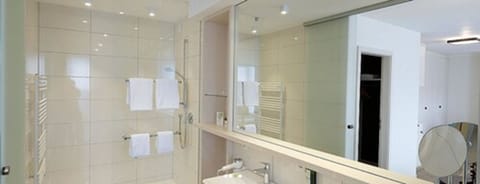 Junior Suite, Balcony | Bathroom | Free toiletries, hair dryer, bathrobes, slippers