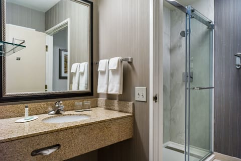 Combined shower/tub, designer toiletries, hair dryer, towels