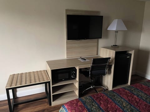 Standard Room, 1 King Bed, Non Smoking | Minibar, in-room safe, desk, soundproofing